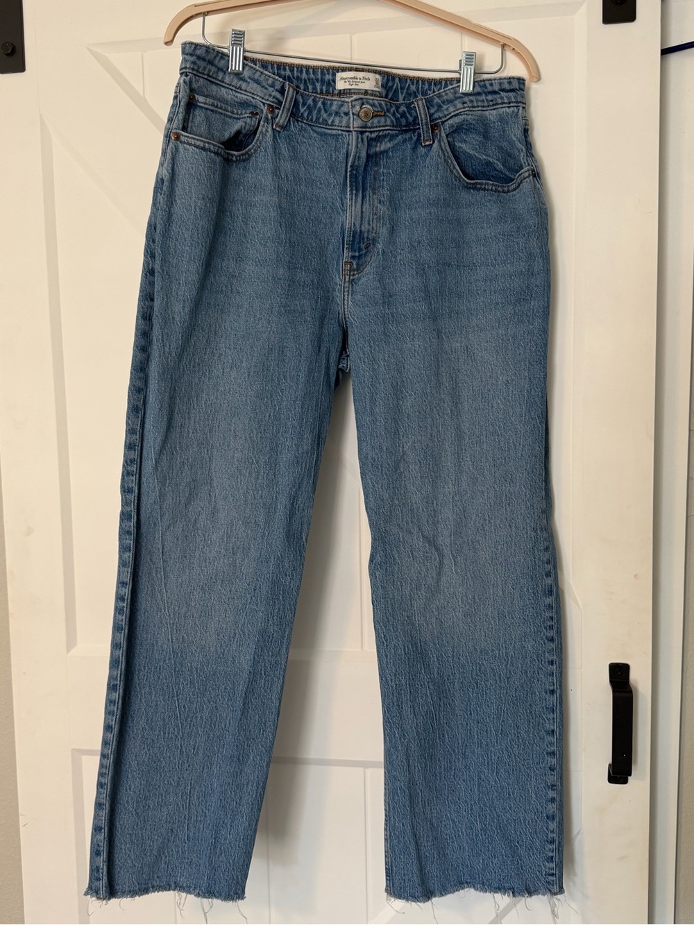 Abercrombie Curve Love 90s Relaxed Jeans Size 33/16R Light Wash Raw Hem